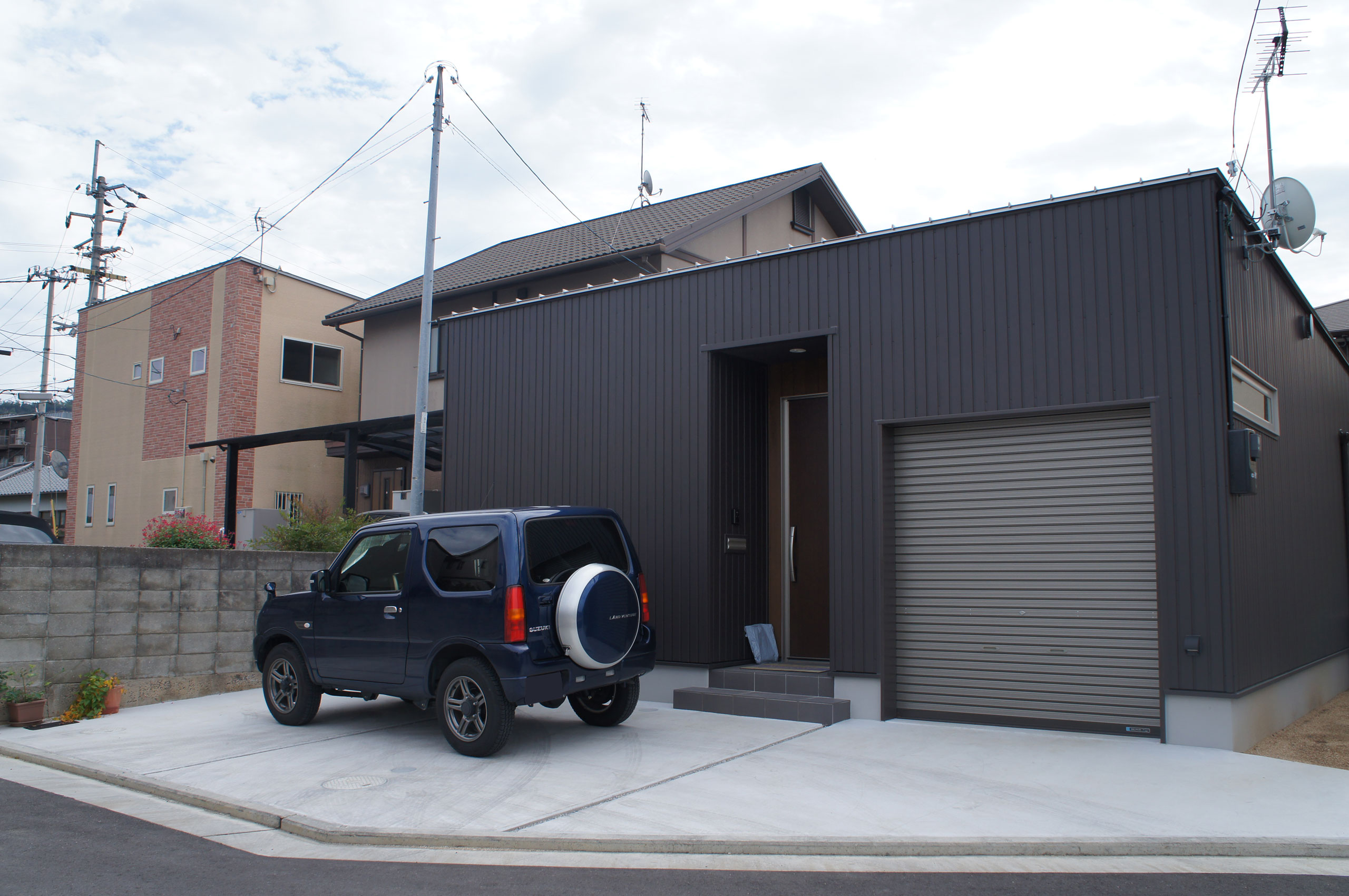 バイクガレージ付きの平屋の住宅