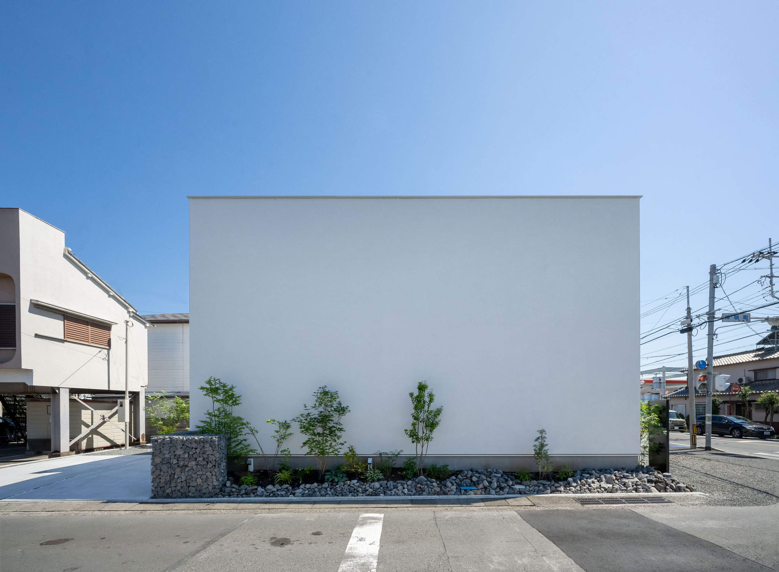 白い箱型の無窓の豆腐の家