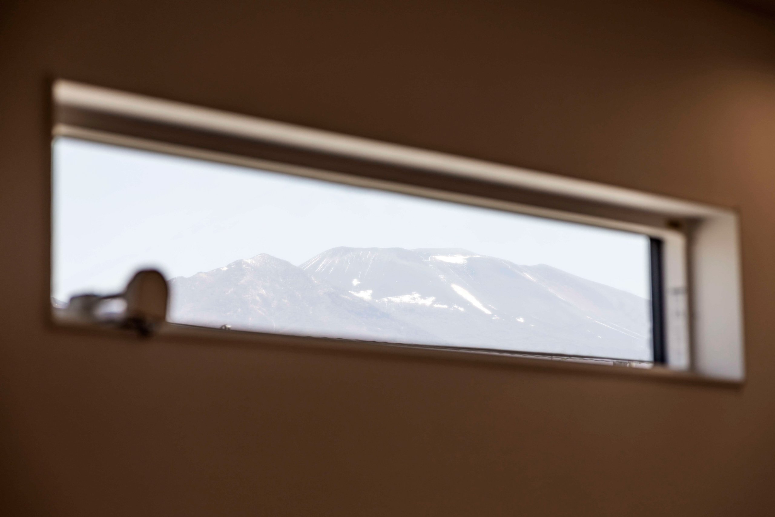 山脈を望む横長の窓