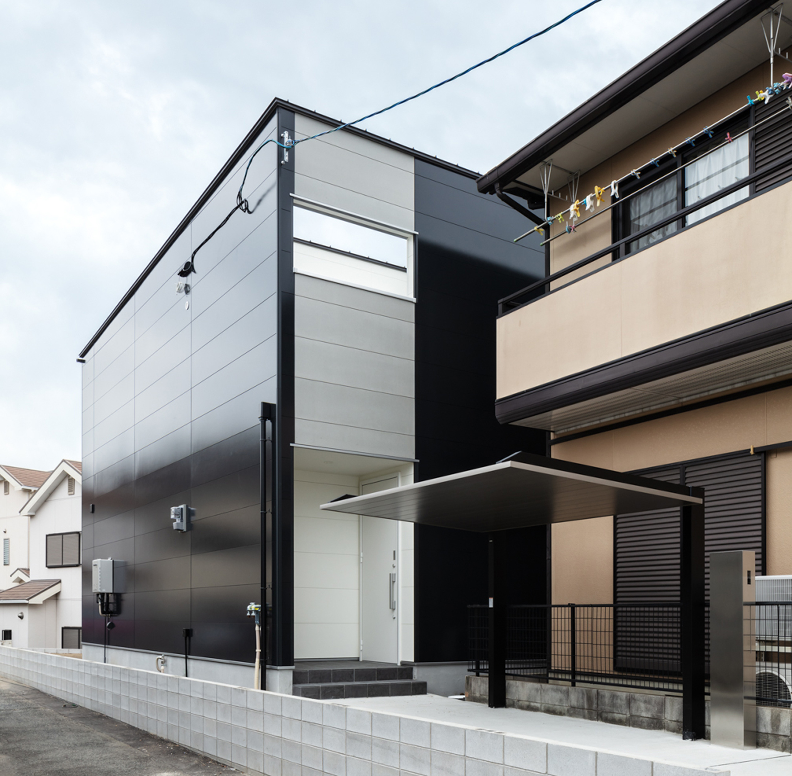 旗竿の変形地に建つ大阪の家