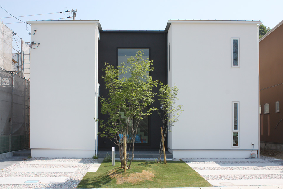 白と黒のコントラストのデザイン住宅