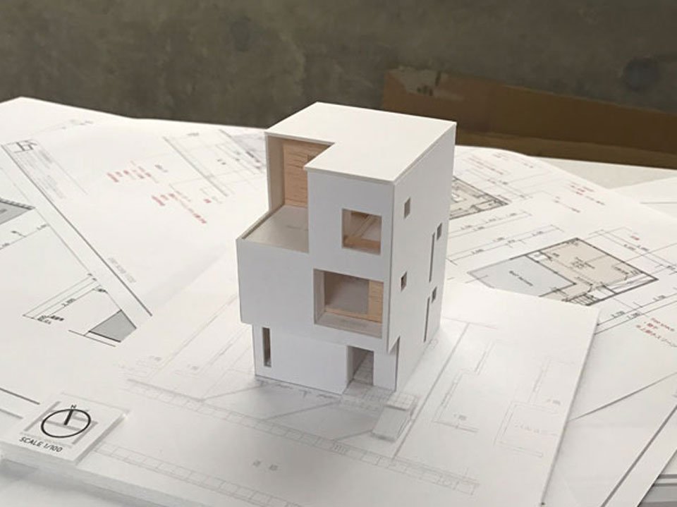 都心の変形敷地に建つ３階建のデザイン住宅