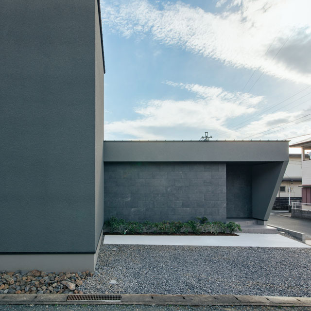 角地に建つ囲い庭のモデルハウス