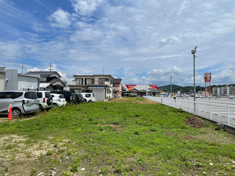 パチンコ横の敷地に建つデザイン住宅