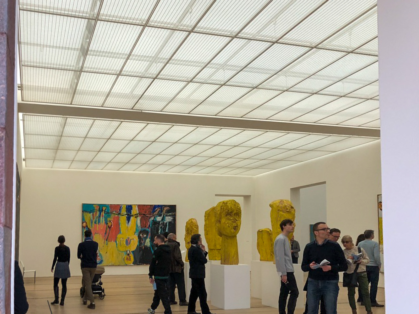 バゼリッツ展示室——ガラス天井からの自然光と作品