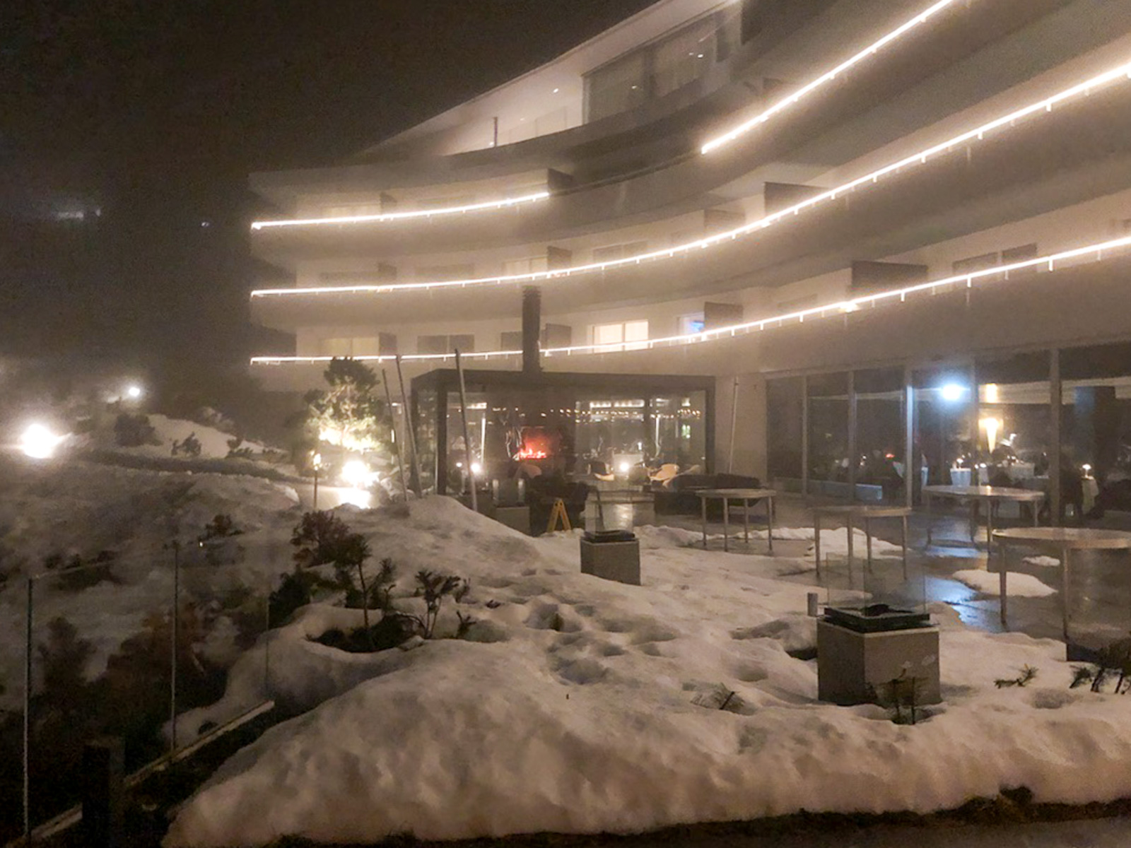 雪夜のホテル外観
