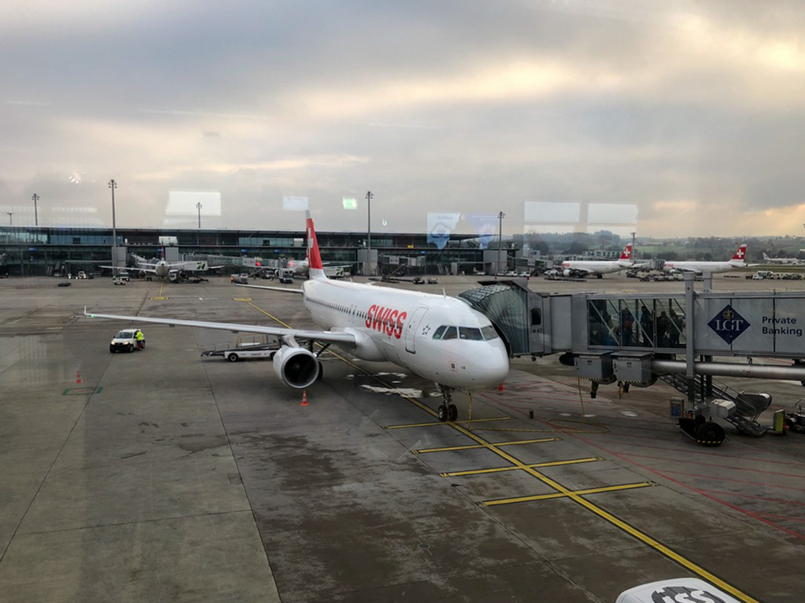 スイス機(ゲート窓から)