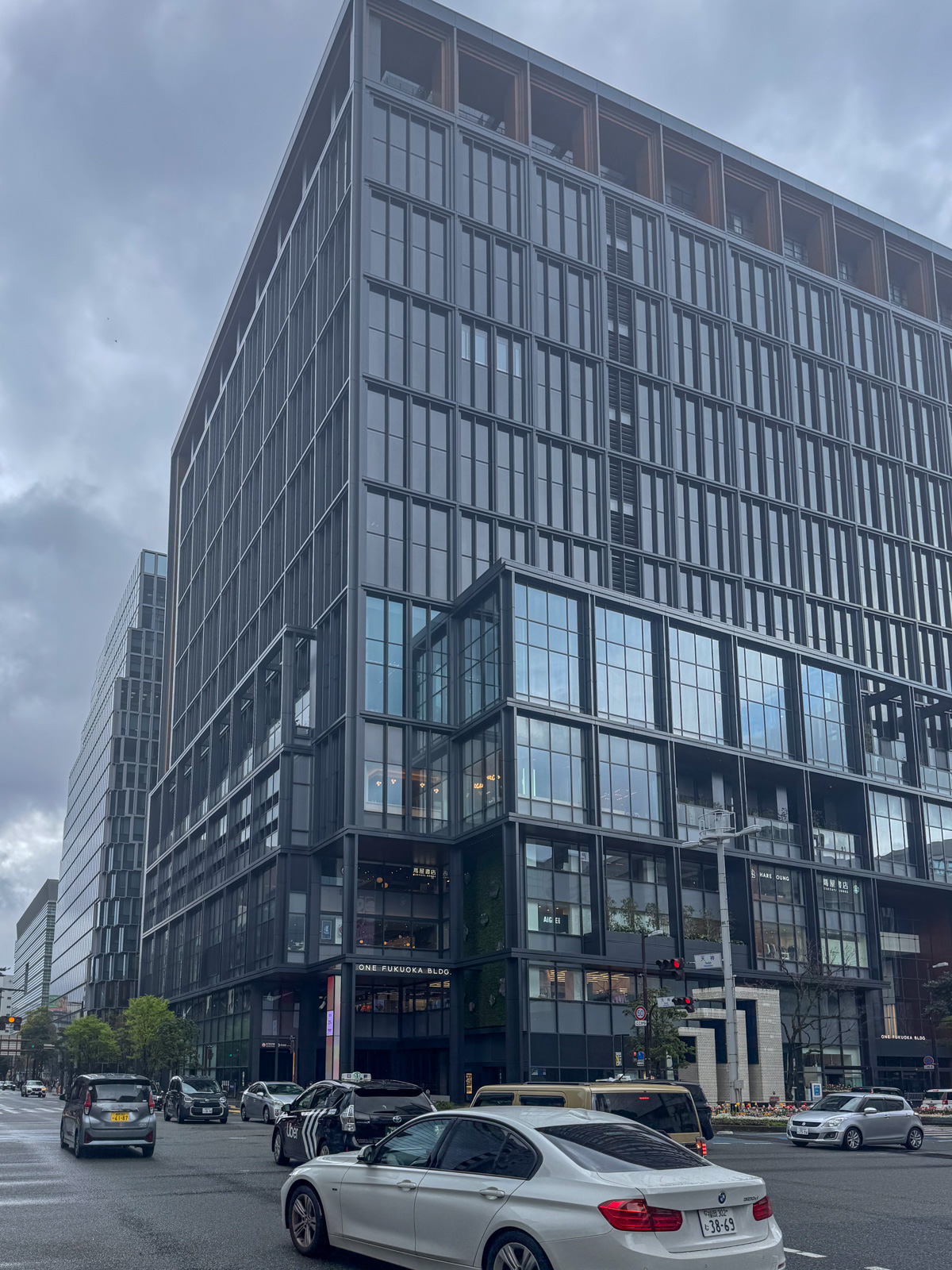 別アングルから見るOne Fukuoka Building