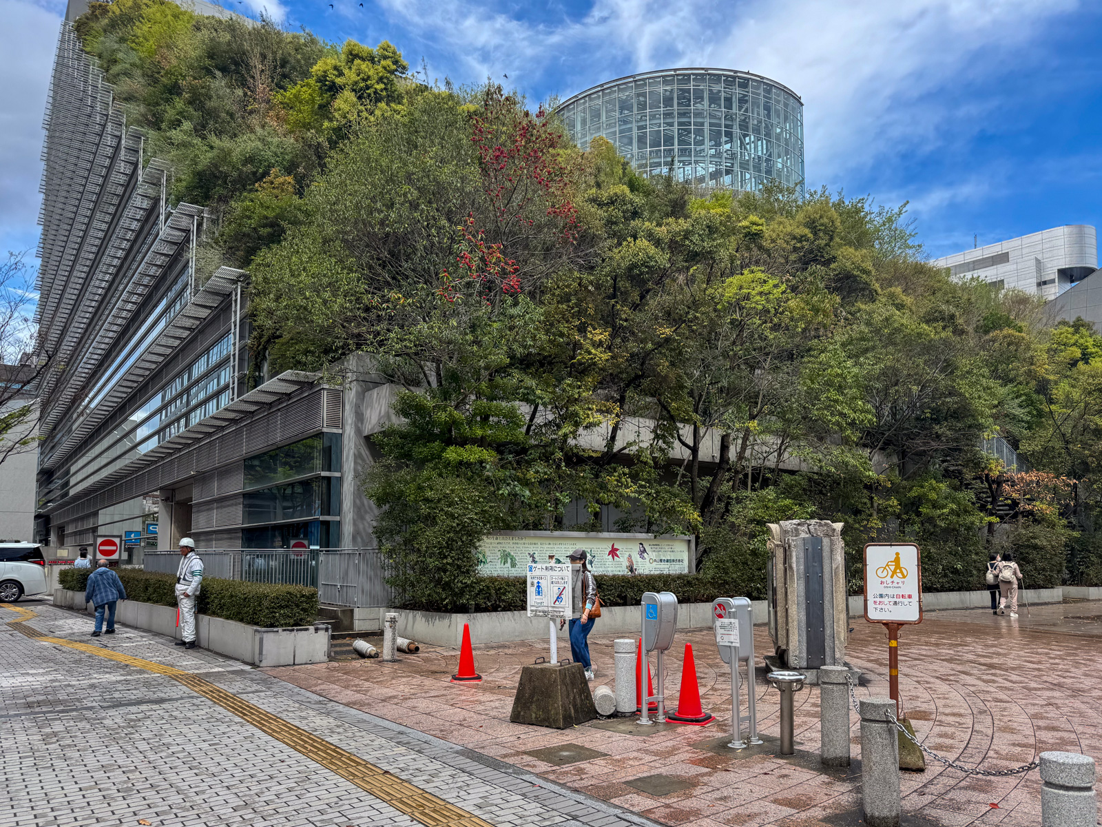 公園側から見た緑化テラスの近景。植物が建物の輪郭を覆い、都市に起伏を生んでいる