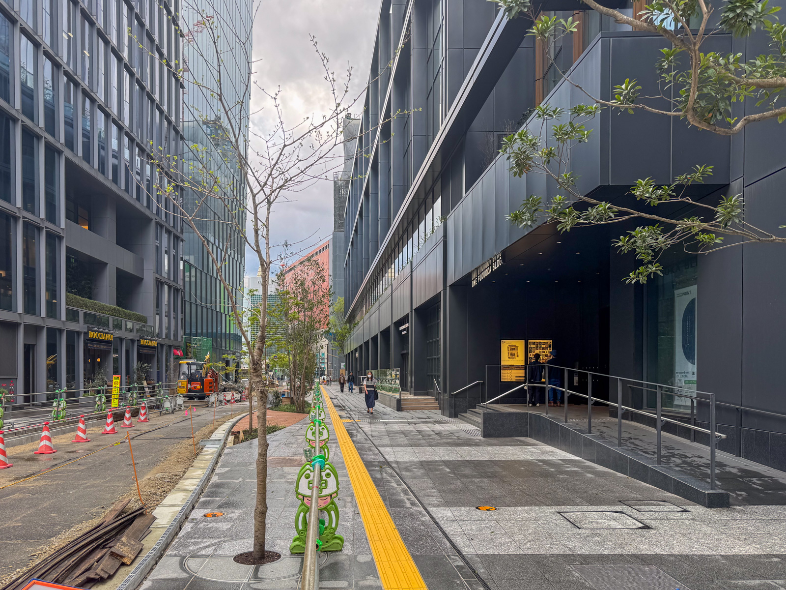 One Fukuoka Building 横の歩行者通路。天神ビッグバンの波紋は、建物の外壁だけでなく足元の舗装にまで及んでいる