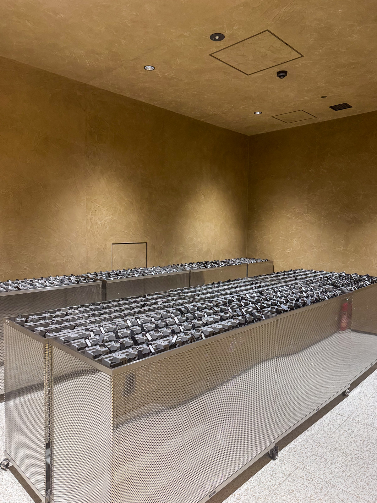 内部展示室。金色の左官仕上げ壁と展示ケース
