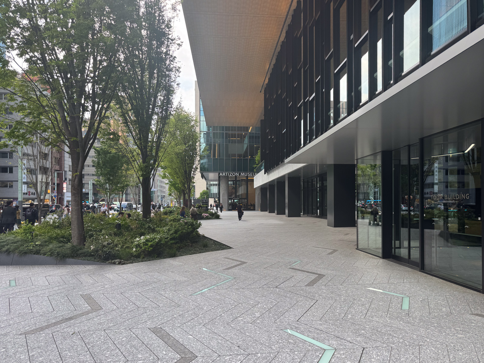 広場から京橋方向。奥にアーティゾン美術館が見える