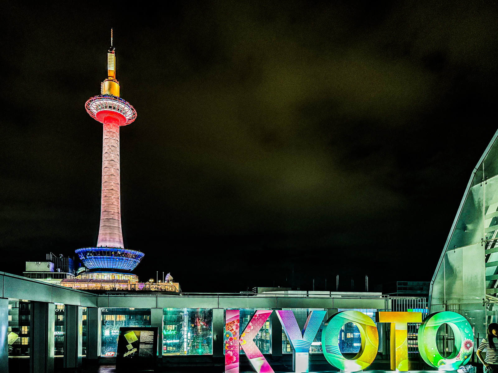 KYOTOのサインと京都タワー。屋上テラスの夜景