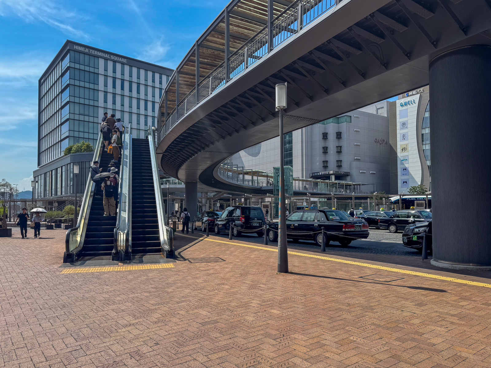 姫路駅北口広場。曲線の眺望デッキへのエスカレーターとHIMEJI TERMINAL SQUAREのビル
