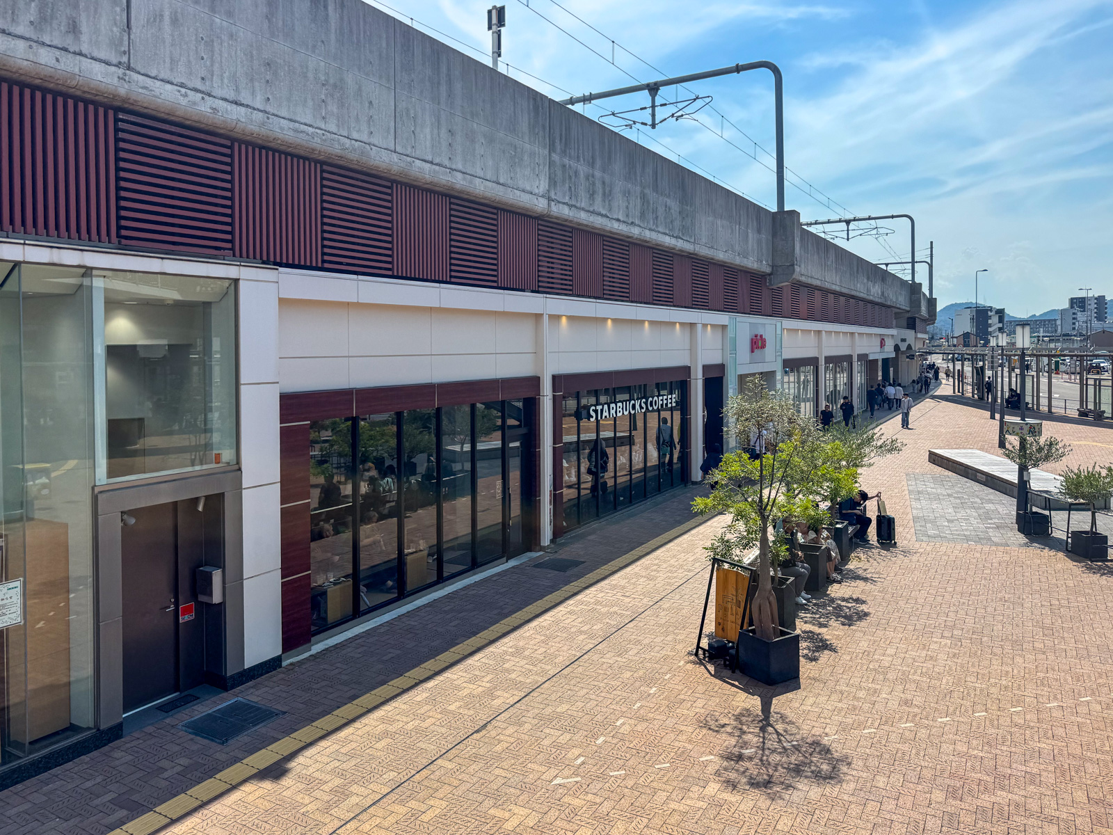 姫路駅北口の赤いルーバーとスターバックス。広場と駅舎の境界面
