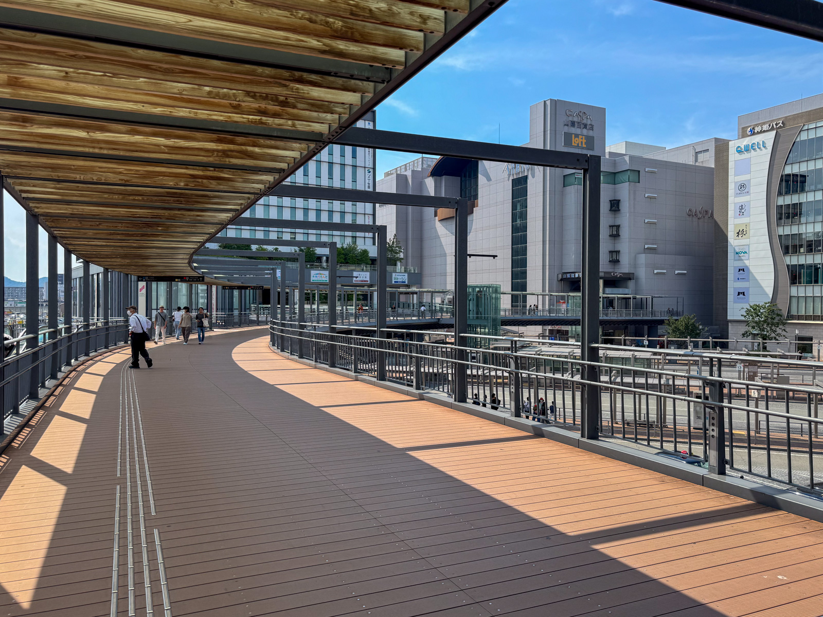 眺望デッキの通路と北口のビル群。LoftやQuellなどが並ぶ